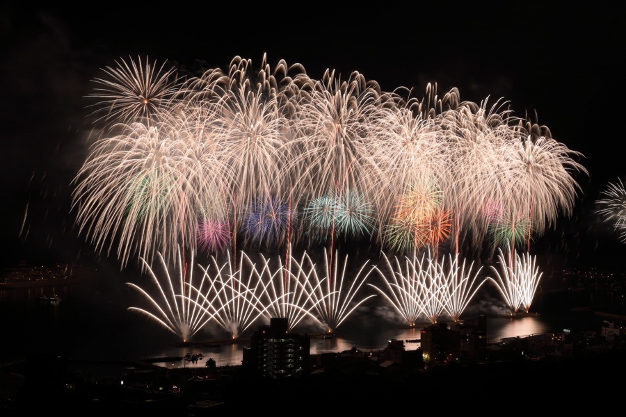 約10,000発が打ち上がる！伊豆一番の花火大会、伊東市の「按針祭」ってどんなお祭り？