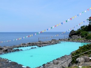 目の前が海の海水プール。夏季のみ営業。