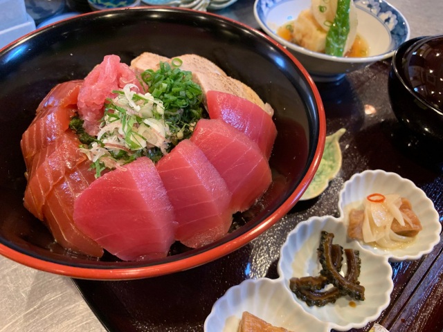 同じくランチで人気の「まぐろ丼」です。