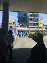 伊東駅から伊東駅前ビルを臨む