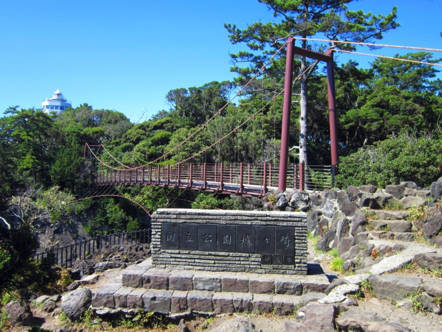 石碑と吊り橋
