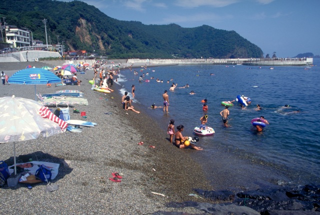 砂ではない、玉砂利の浜