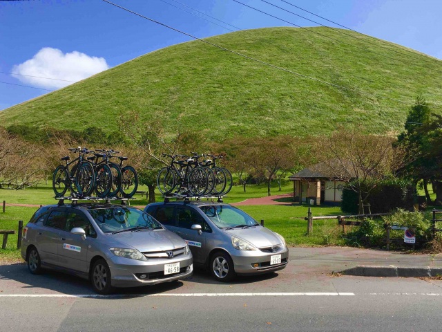 自転車を運び上げるところから始まります