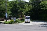 道路を挟んだ店舗前には駐車場もあります